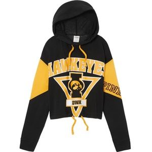《VS PINK》Iowa Hawkeyes Crop Cinched Hem Hoodie